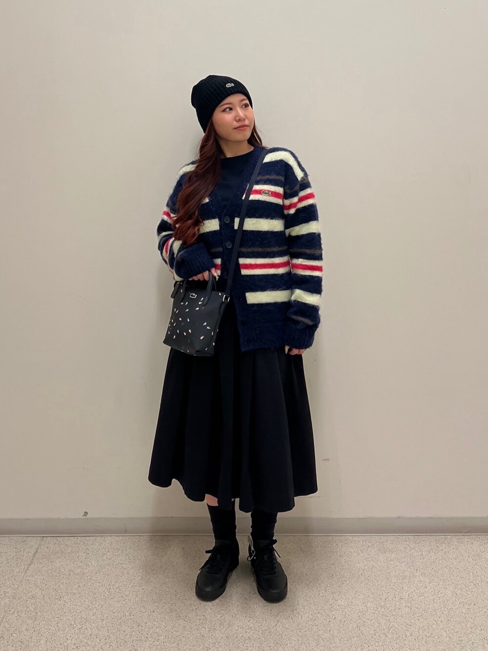 ブルー系のショルダーバッグ、ブルー系のカーディガン/ボレロ、ブルー系のTシャツ/カットソーを着用したレディースの秋コーディネートの2枚目の写真