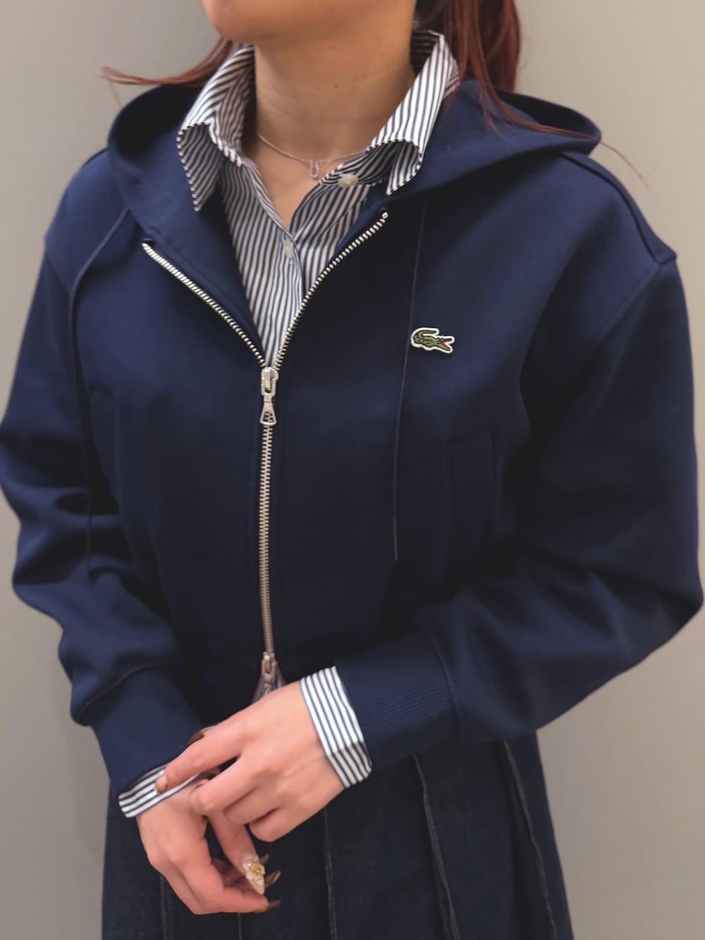 ブルー系のパーカー、ブルー系のシャツ/ブラウス、ブルー系のデニムスカートを着用したレディースの冬コーディネートの5枚目の写真