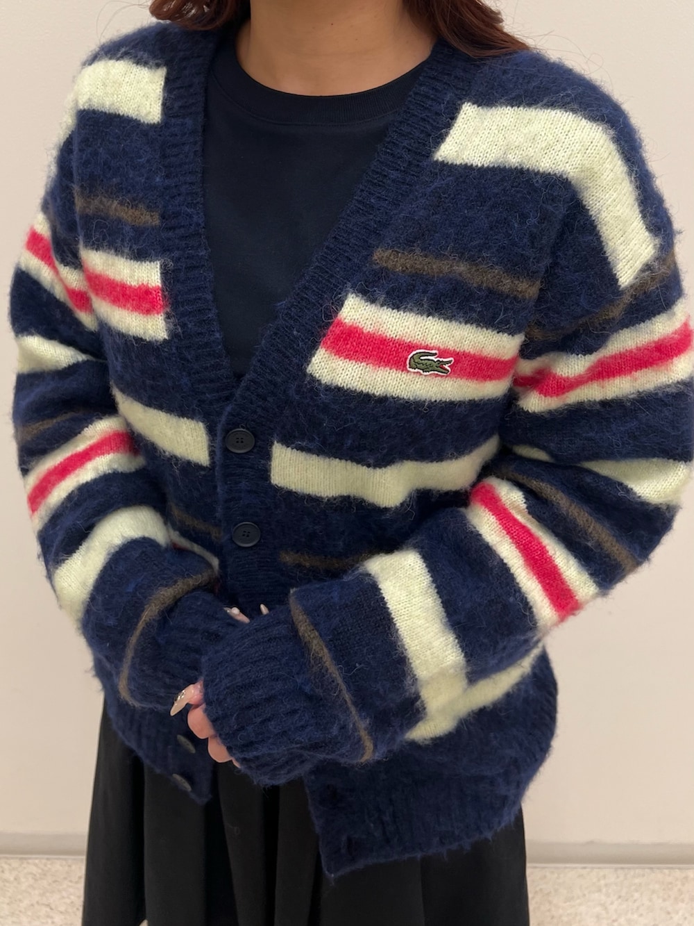 ブルー系のショルダーバッグ、ブルー系のカーディガン/ボレロ、ブルー系のTシャツ/カットソーを着用したレディースの秋コーディネートの3枚目の写真