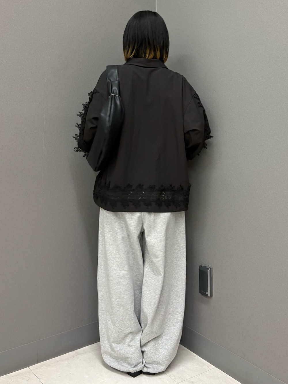 グレー系のその他パンツ、ブラック系のシャツ/ブラウス、ブラック系のパンプスを着用したレディースの冬コーディネートの4枚目の写真