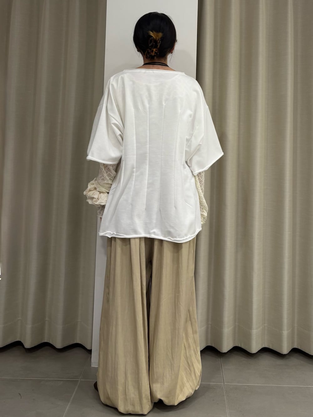 ホワイト系のTシャツ/カットソー、ブラウン系のその他シューズ、ベージュ系のその他パンツを着用したレディースの春コーディネートの4枚目の写真