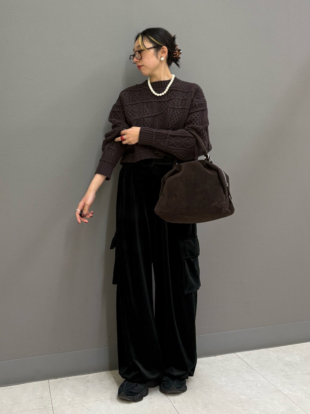 ブラック系のその他パンツ、ブラウン系のニット/セーター、ブラウン系のボストンバッグを着用したレディースの冬コーディネートの2枚目の写真