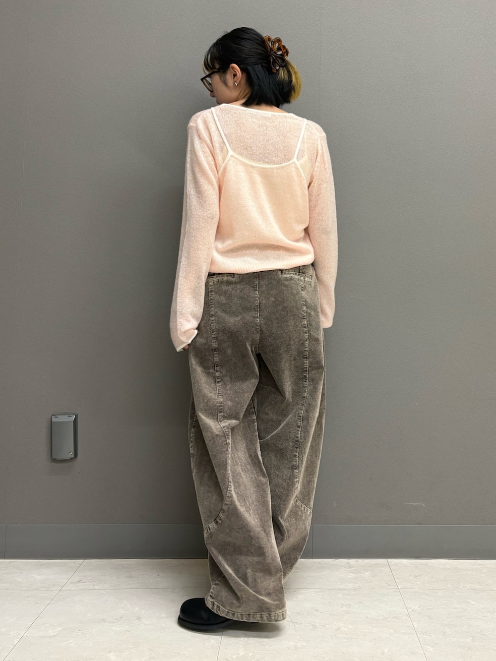 ブラウン系のその他パンツ、ピンク系のニット/セーター、ブラック系のその他シューズを着用したレディースの秋コーディネートの2枚目の写真