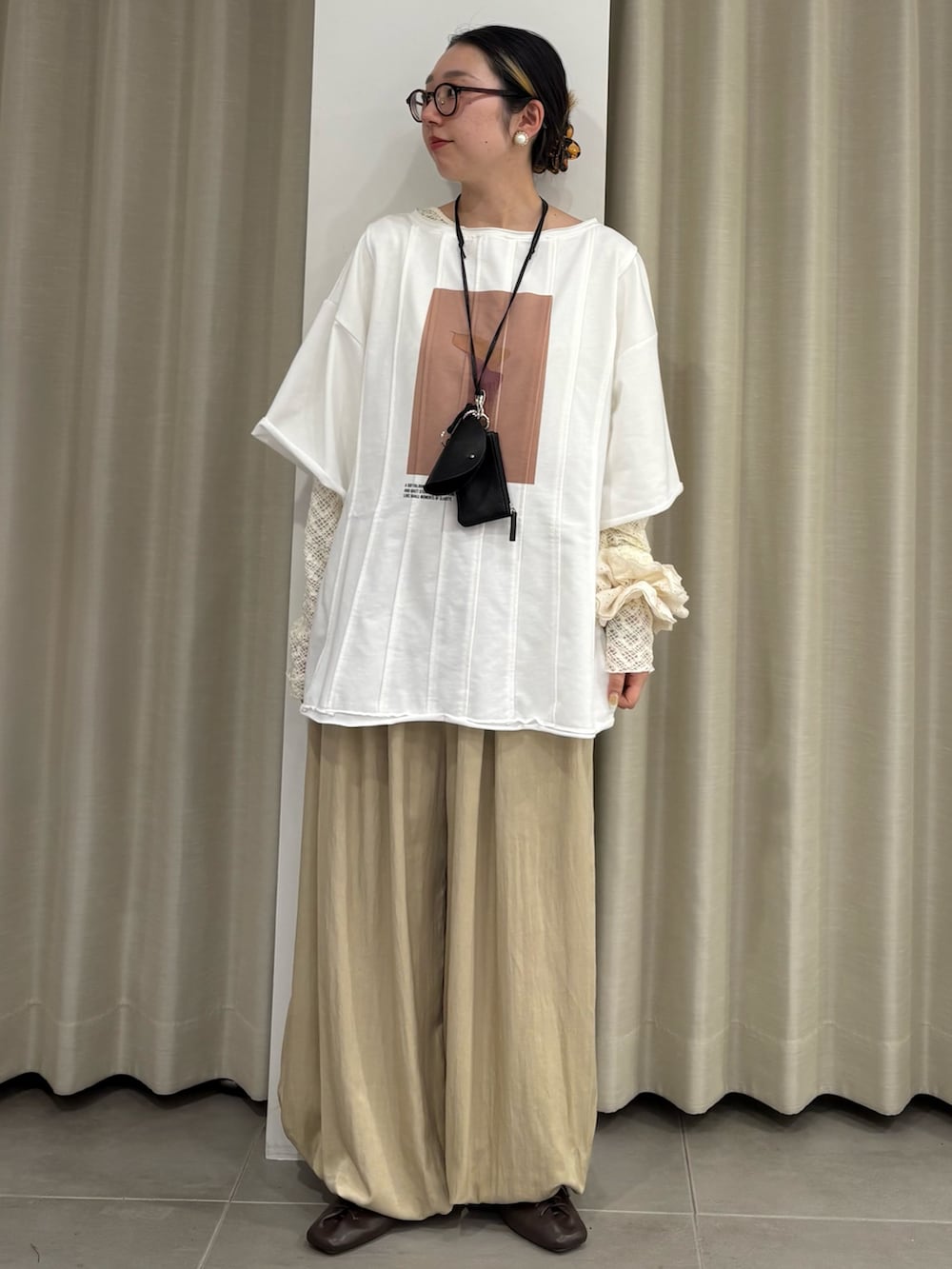 ホワイト系のTシャツ/カットソー、ブラウン系のその他シューズ、ベージュ系のその他パンツを着用したレディースの春コーディネートの2枚目の写真