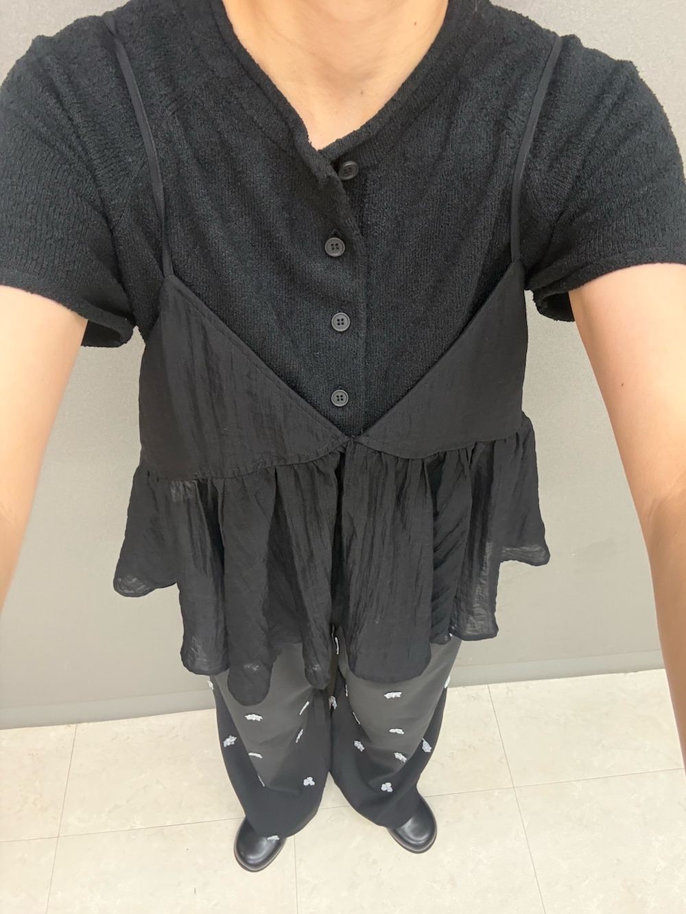 ブラック系のサンダル、ブラック系のその他トップス、ブラック系のその他パンツを着用したレディースの夏コーディネートの4枚目の写真