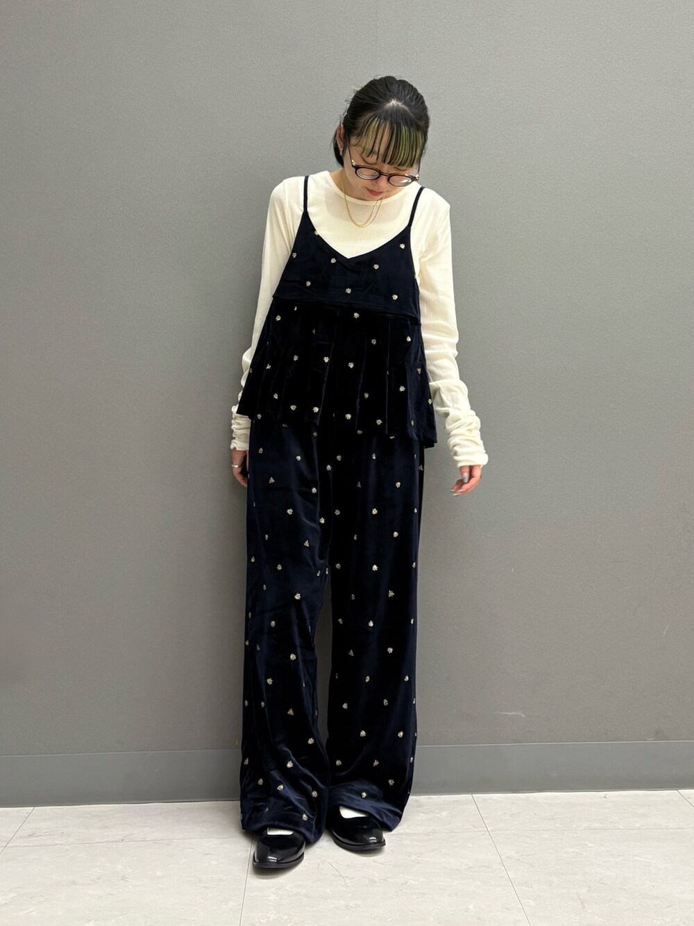 ブルー系のキャミソール、ブルー系のその他パンツ、ブラック系のローファーを着用したレディースの夏コーディネートの2枚目の写真