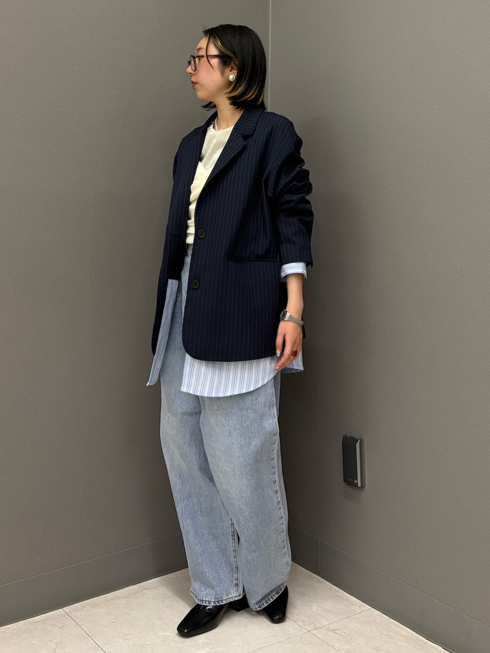 ブルー系のデニムパンツ、ブルー系のその他アウター、ホワイト系のTシャツ/カットソーを着用したレディースの冬コーディネートの4枚目の写真