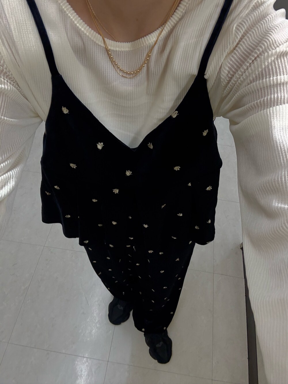 ブルー系のキャミソール、ブルー系のその他パンツ、ブラック系のローファーを着用したレディースの夏コーディネートの6枚目の写真