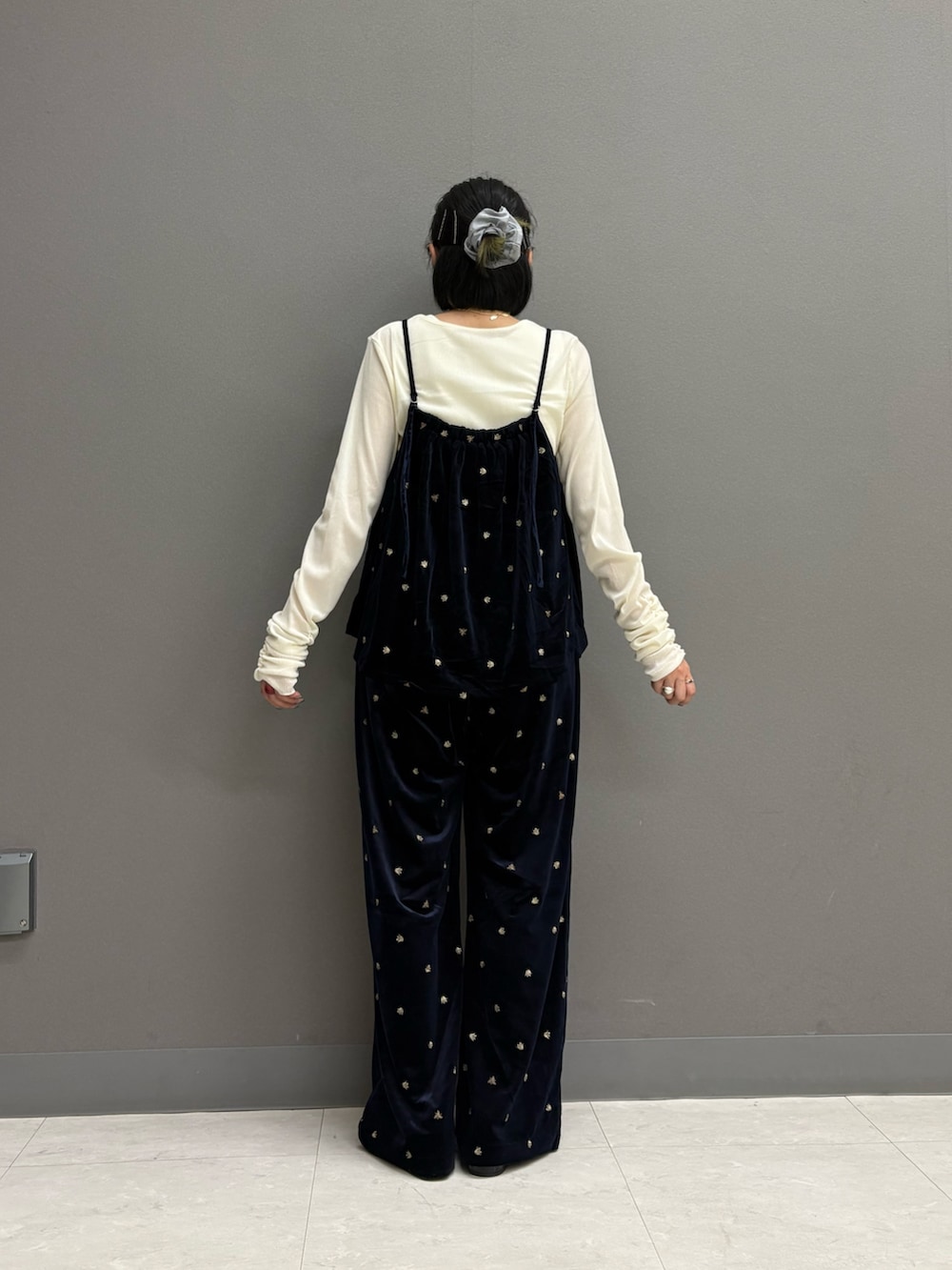 ブルー系のキャミソール、ブルー系のその他パンツ、ブラック系のローファーを着用したレディースの夏コーディネートの5枚目の写真