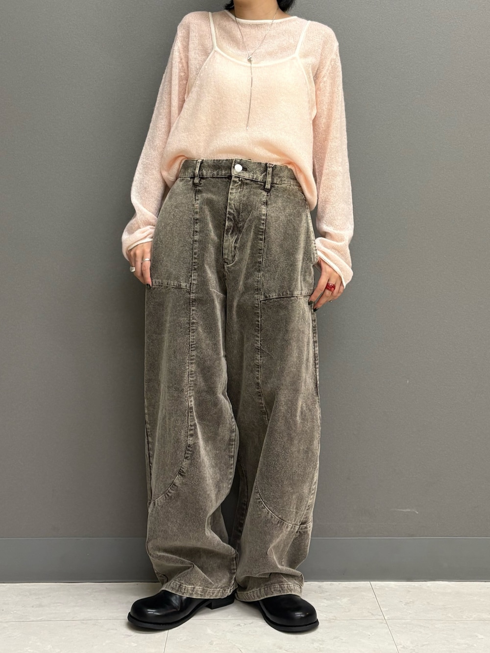 ブラウン系のその他パンツ、ピンク系のニット/セーター、ブラック系のその他シューズを着用したレディースの秋コーディネートの4枚目の写真