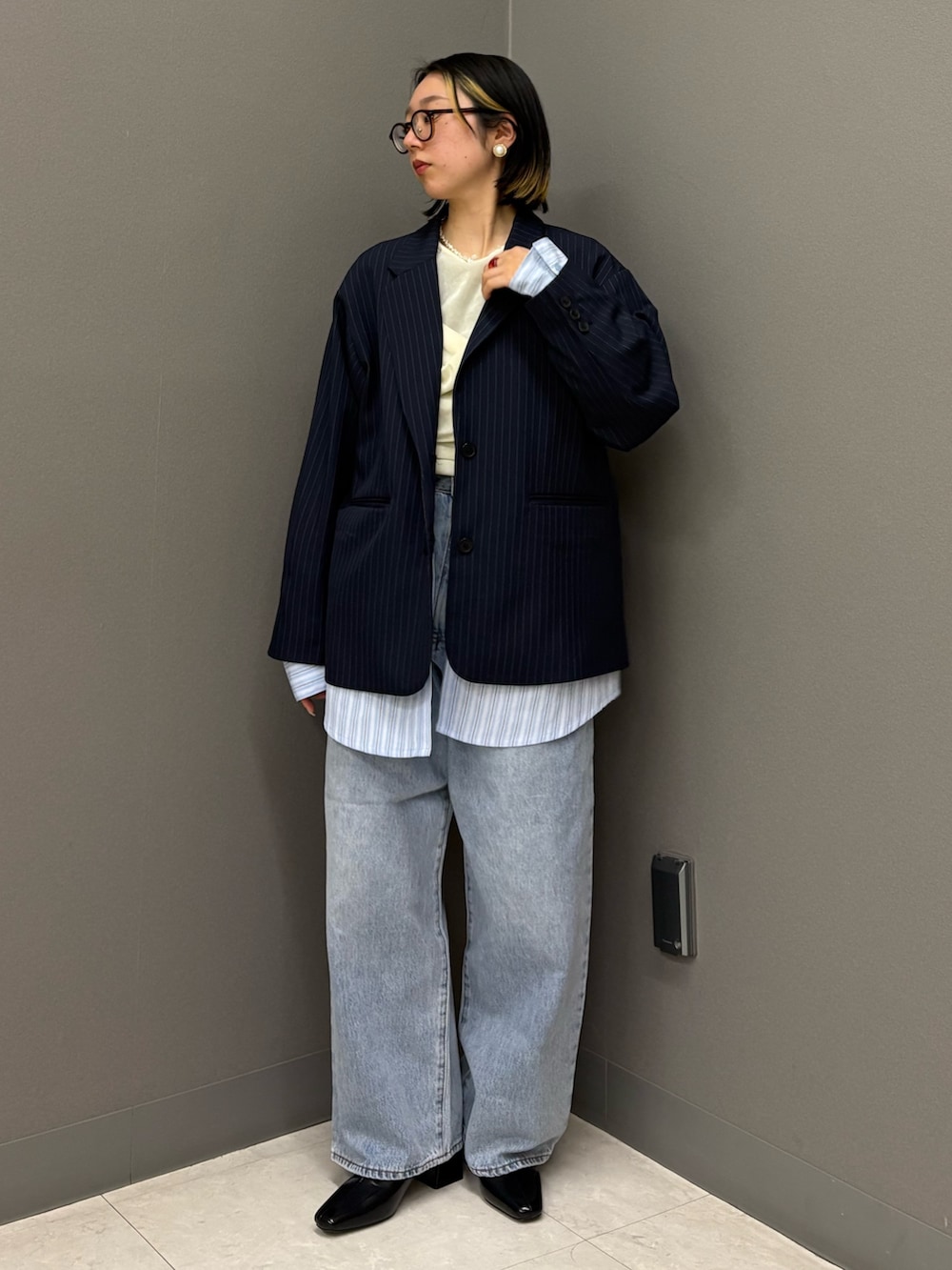 ブルー系のデニムパンツ、ブルー系のその他アウター、ホワイト系のTシャツ/カットソーを着用したレディースの冬コーディネートの2枚目の写真