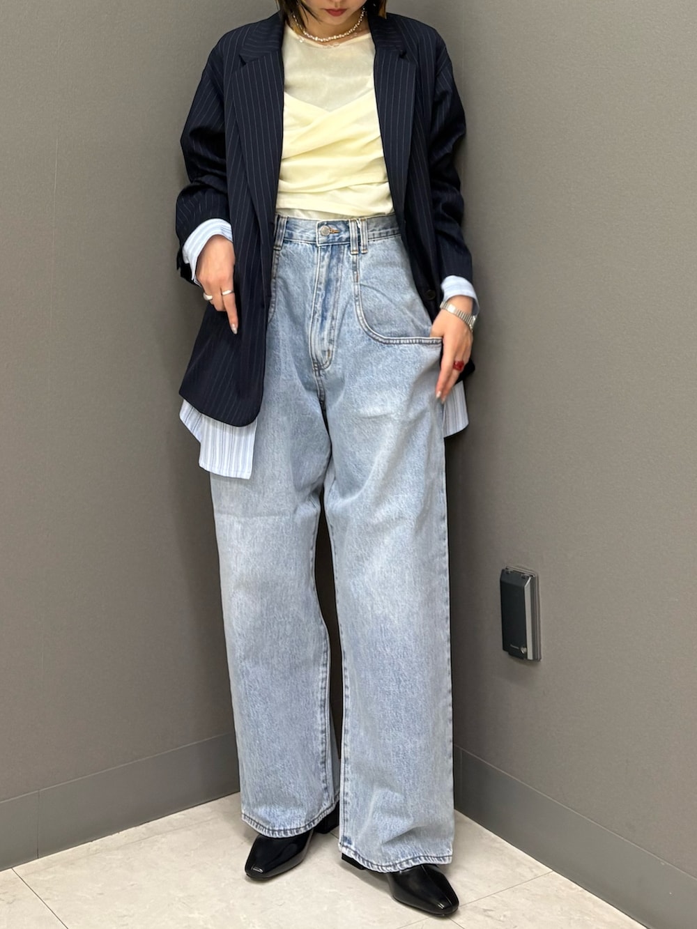 ブルー系のデニムパンツ、ブルー系のその他アウター、ホワイト系のTシャツ/カットソーを着用したレディースの冬コーディネートの5枚目の写真