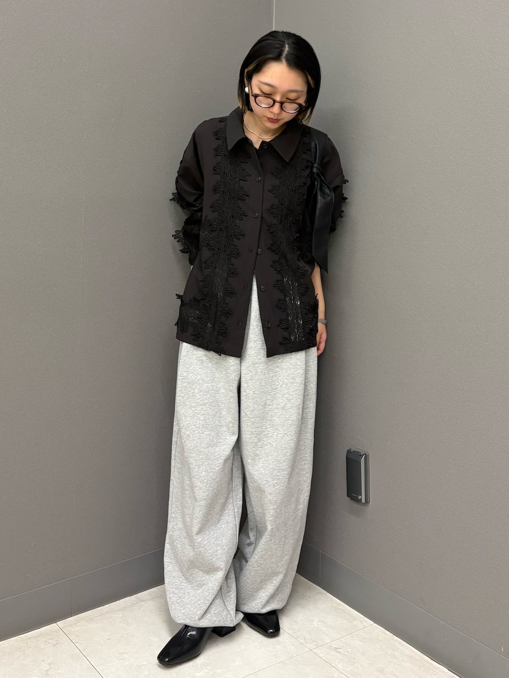 グレー系のその他パンツ、ブラック系のシャツ/ブラウス、ブラック系のパンプスを着用したレディースの冬コーディネートの2枚目の写真