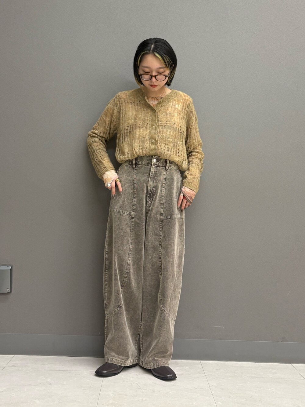 ブラウン系のその他パンツ、ベージュ系のカーディガン/ボレロ、イエロー系のボストンバッグを着用したレディースの秋コーディネートの2枚目の写真