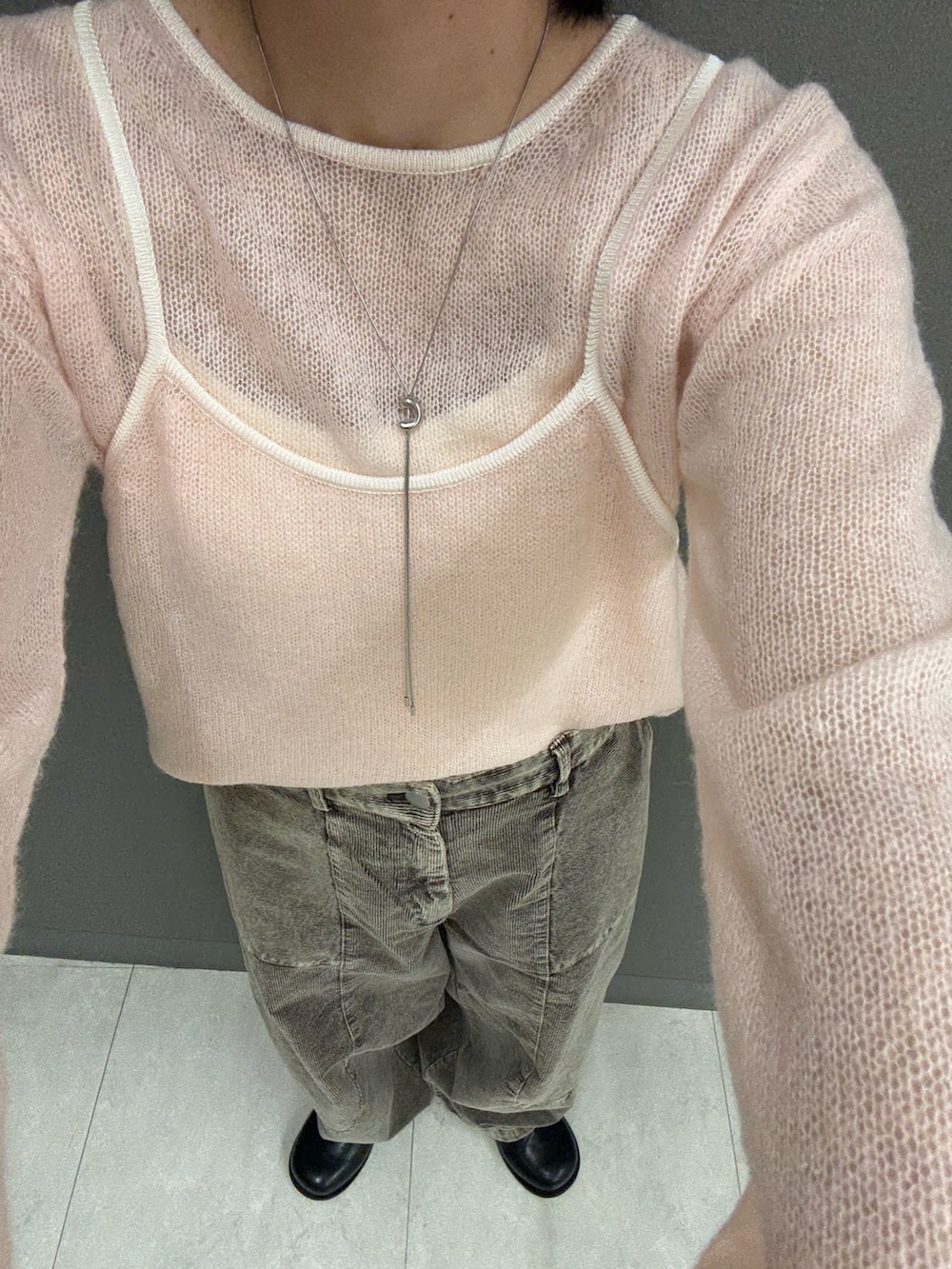 ブラウン系のその他パンツ、ピンク系のニット/セーター、ブラック系のその他シューズを着用したレディースの秋コーディネートの3枚目の写真