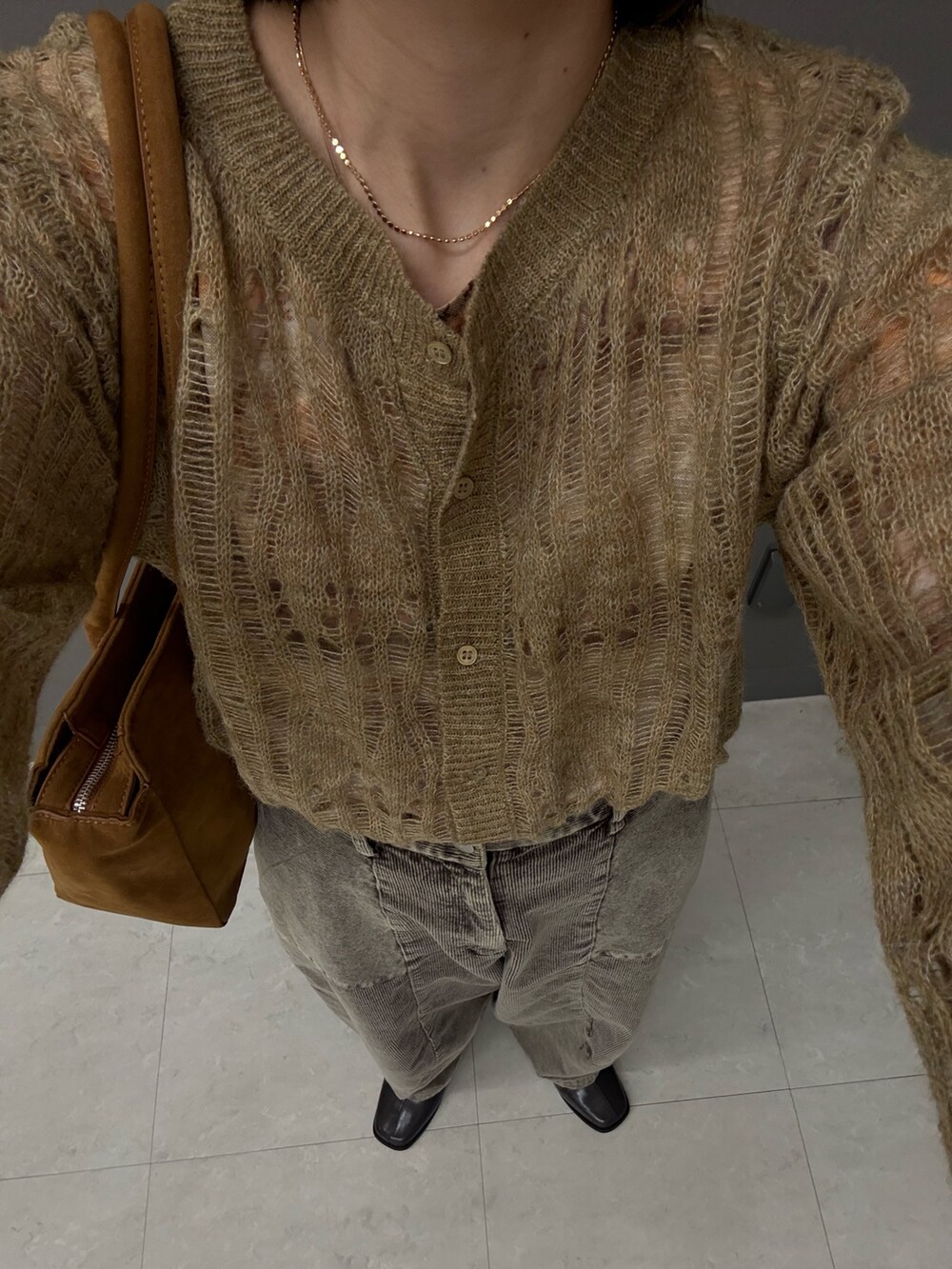 ブラウン系のその他パンツ、ベージュ系のカーディガン/ボレロ、イエロー系のボストンバッグを着用したレディースの秋コーディネートの5枚目の写真