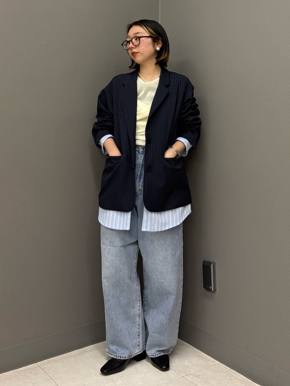 ブルー系のデニムパンツ、ブルー系のその他アウター、ホワイト系のTシャツ/カットソーを着用したレディースの冬コーディネートの3枚目の写真