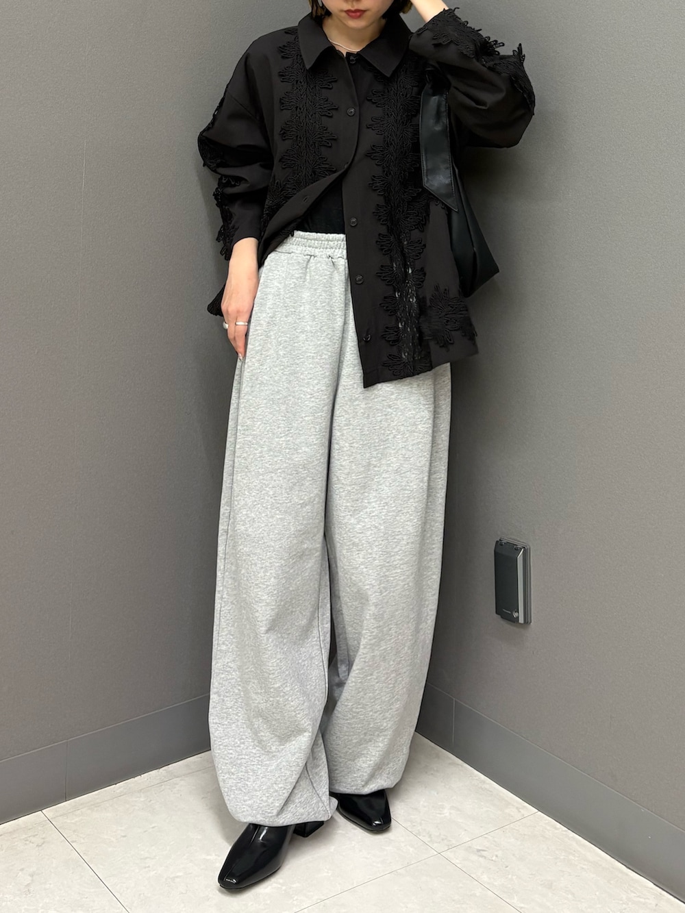 グレー系のその他パンツ、ブラック系のシャツ/ブラウス、ブラック系のパンプスを着用したレディースの冬コーディネートの3枚目の写真