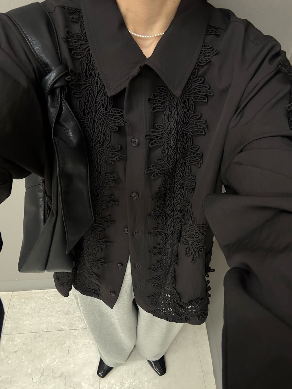 グレー系のその他パンツ、ブラック系のシャツ/ブラウス、ブラック系のパンプスを着用したレディースの冬コーディネートの5枚目の写真