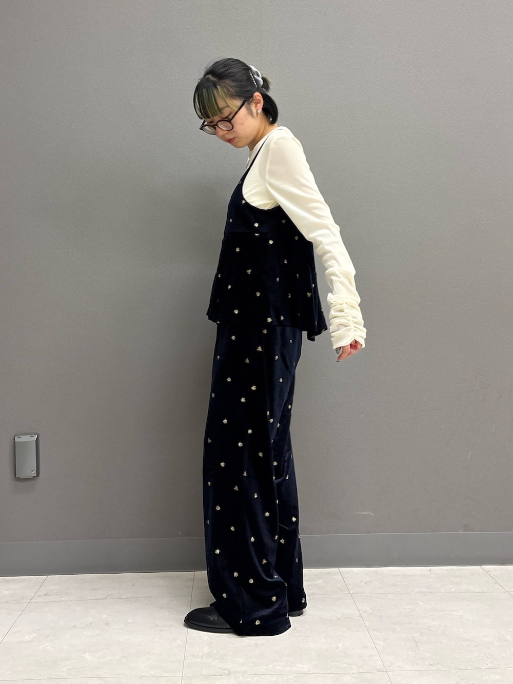 ブルー系のキャミソール、ブルー系のその他パンツ、ブラック系のローファーを着用したレディースの夏コーディネートの4枚目の写真