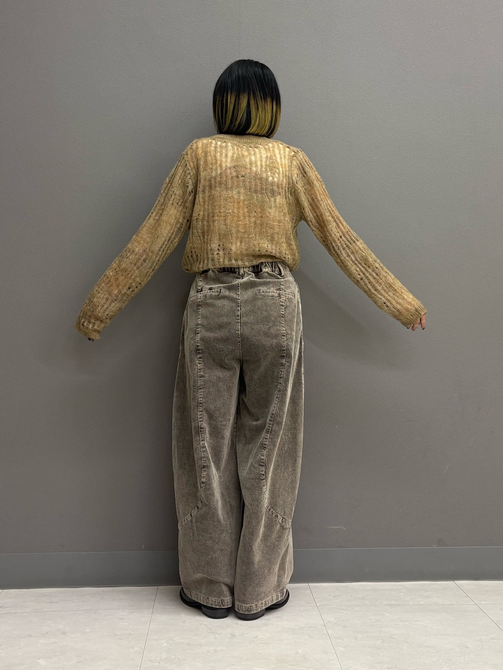 ブラウン系のその他パンツ、ベージュ系のカーディガン/ボレロ、イエロー系のボストンバッグを着用したレディースの秋コーディネートの4枚目の写真