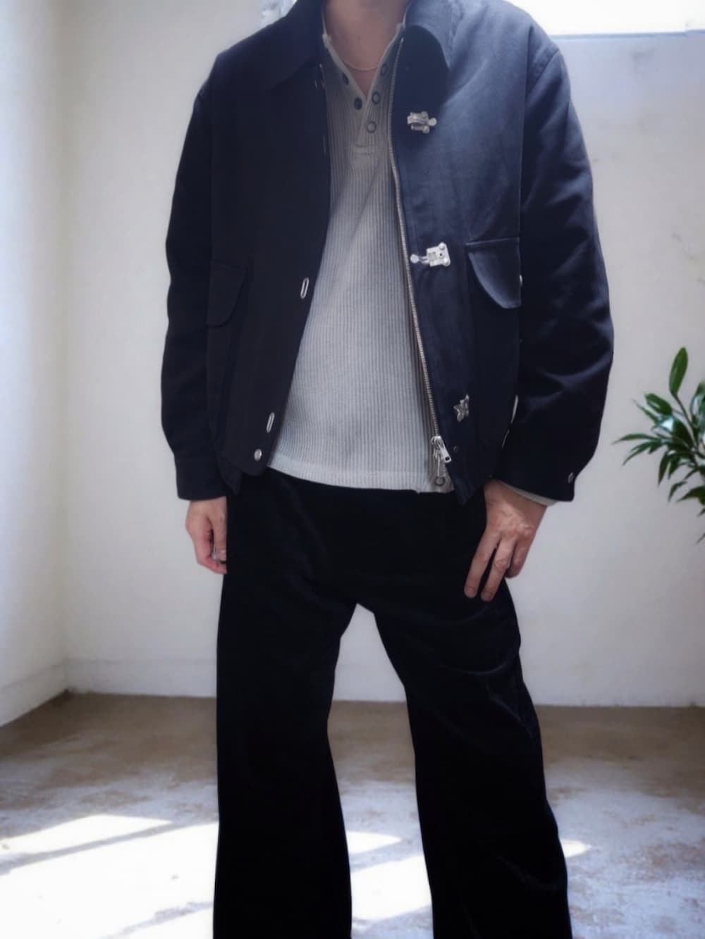 ブラック系のブルゾン、グレー系のTシャツ/カットソー、ブラック系のその他パンツを着用したメンズの冬コーディネートの4枚目の写真