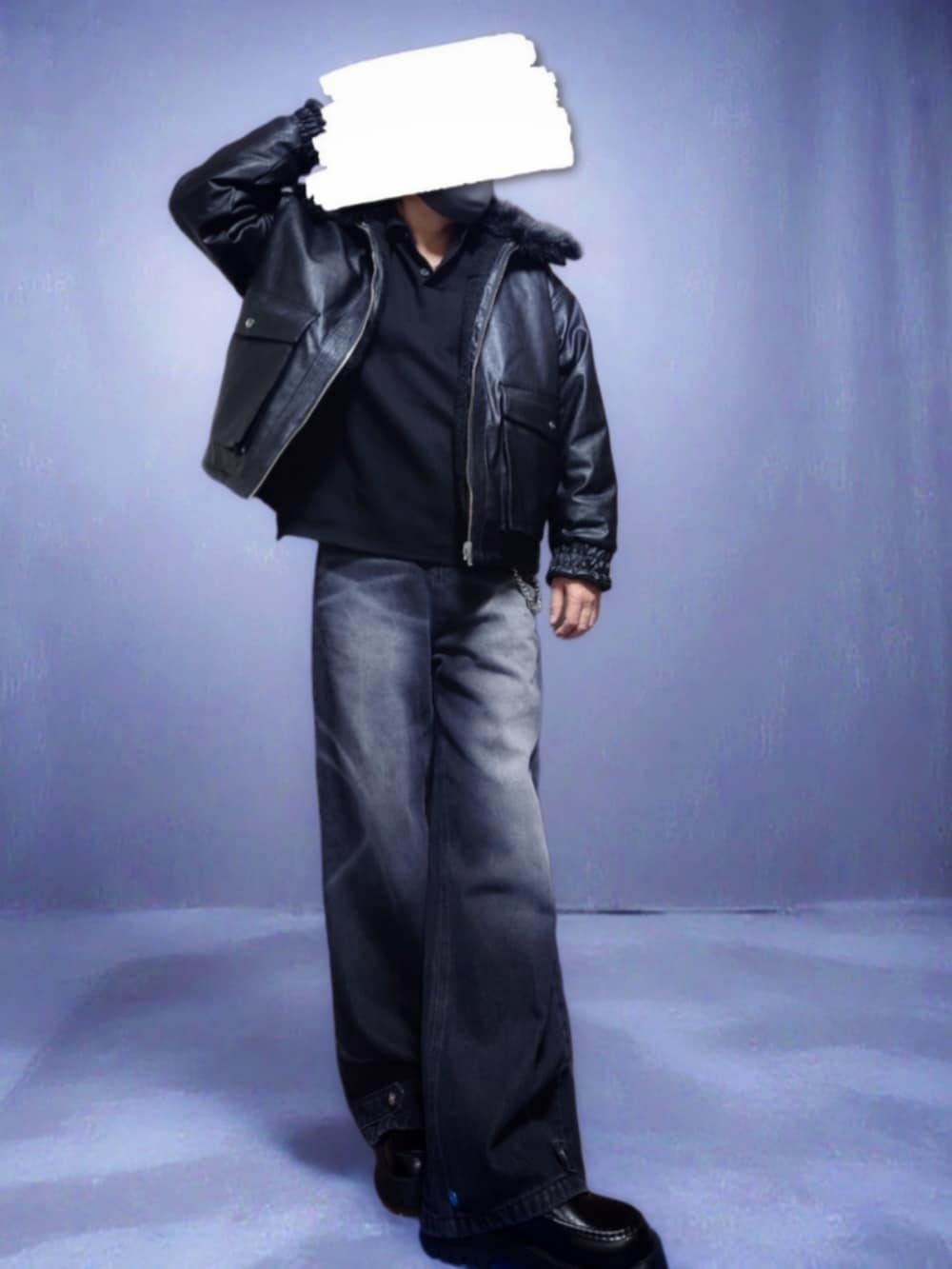 ブラック系のブルゾン、ブラック系のポロシャツ、ブラック系のその他パンツを着用したメンズの秋コーディネートの3枚目の写真