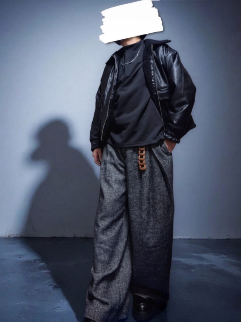 ブラック系のブルゾン、ブラック系のTシャツ/カットソー、グレー系のスラックスを着用したメンズの秋コーディネートの2枚目の写真