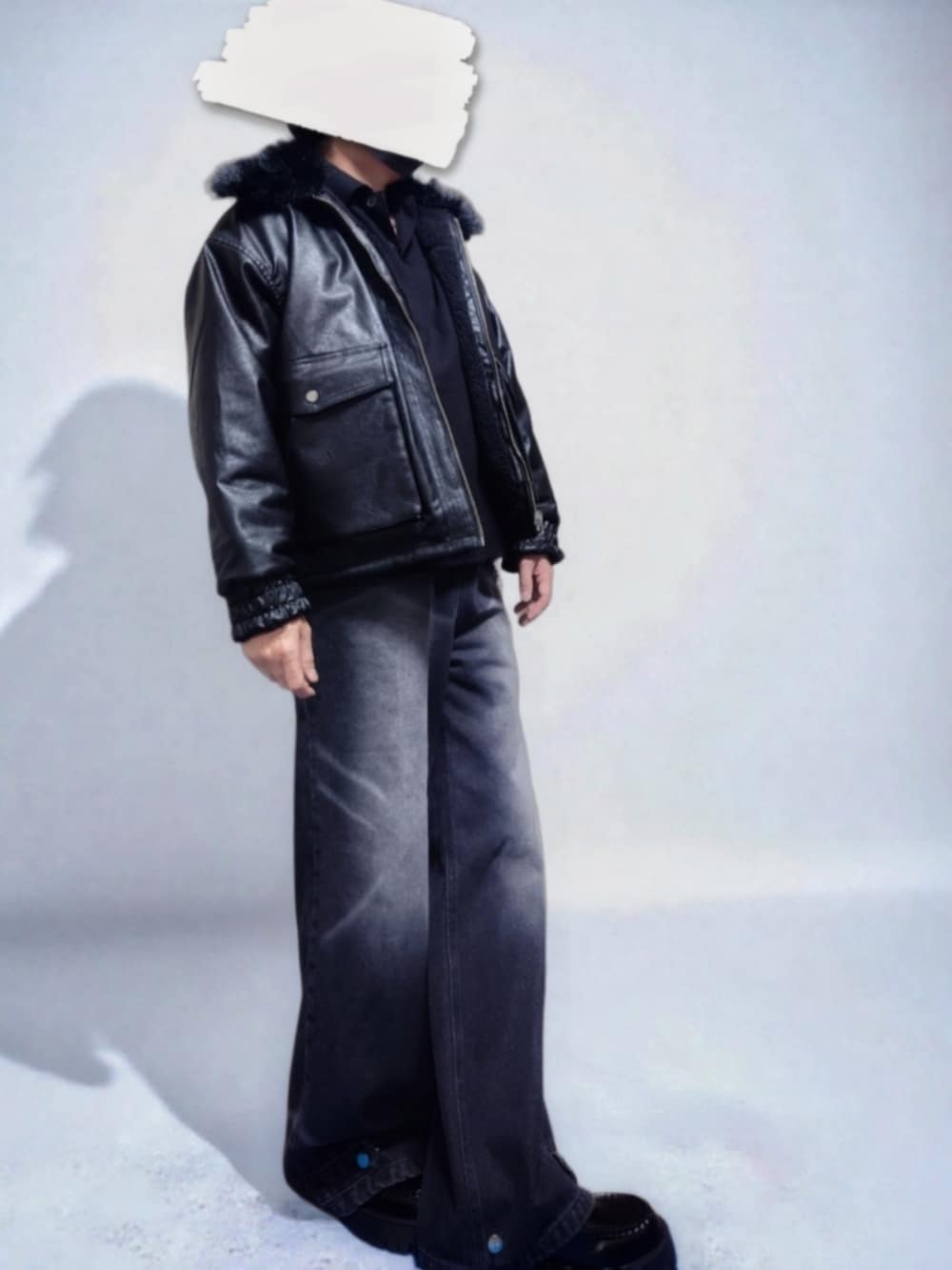 ブラック系のブルゾン、ブラック系のポロシャツ、ブラック系のその他パンツを着用したメンズの秋コーディネートの2枚目の写真