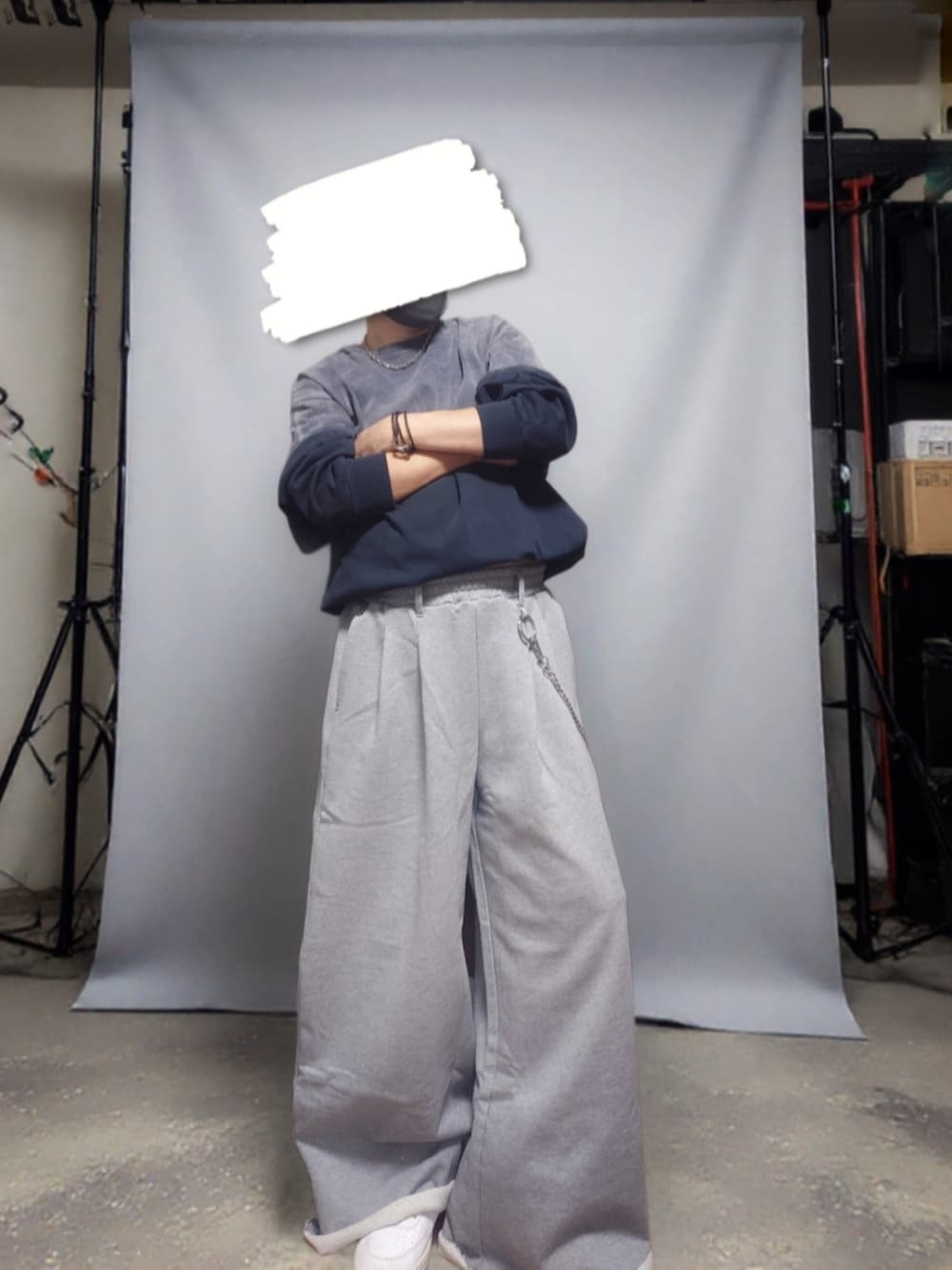 ブラック系のブルゾン、ブラック系のTシャツ/カットソー、グレー系のスウェットパンツを着用したメンズの秋コーディネートの3枚目の写真