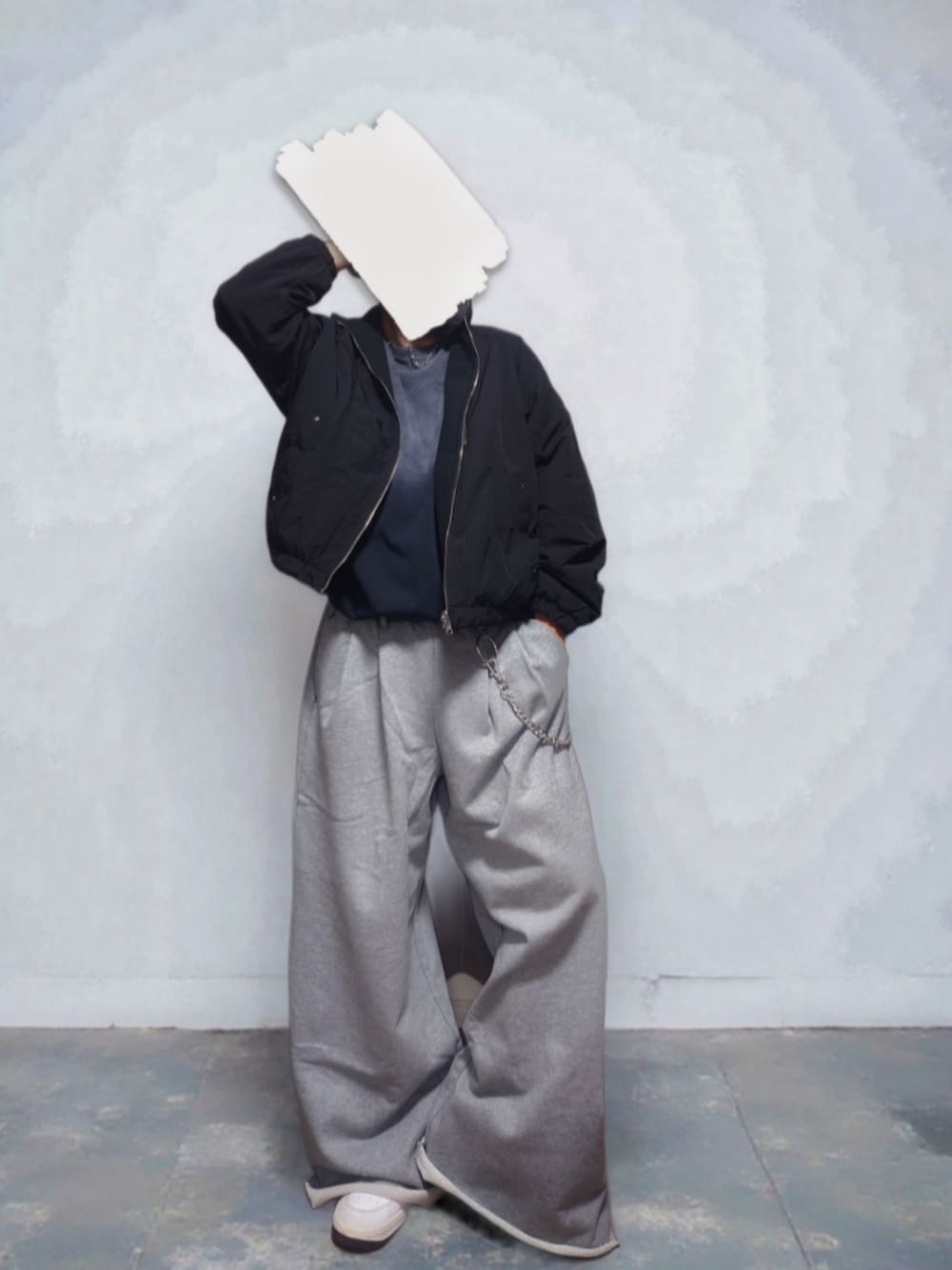 ブラック系のブルゾン、ブラック系のTシャツ/カットソー、グレー系のスウェットパンツを着用したメンズの秋コーディネートの2枚目の写真