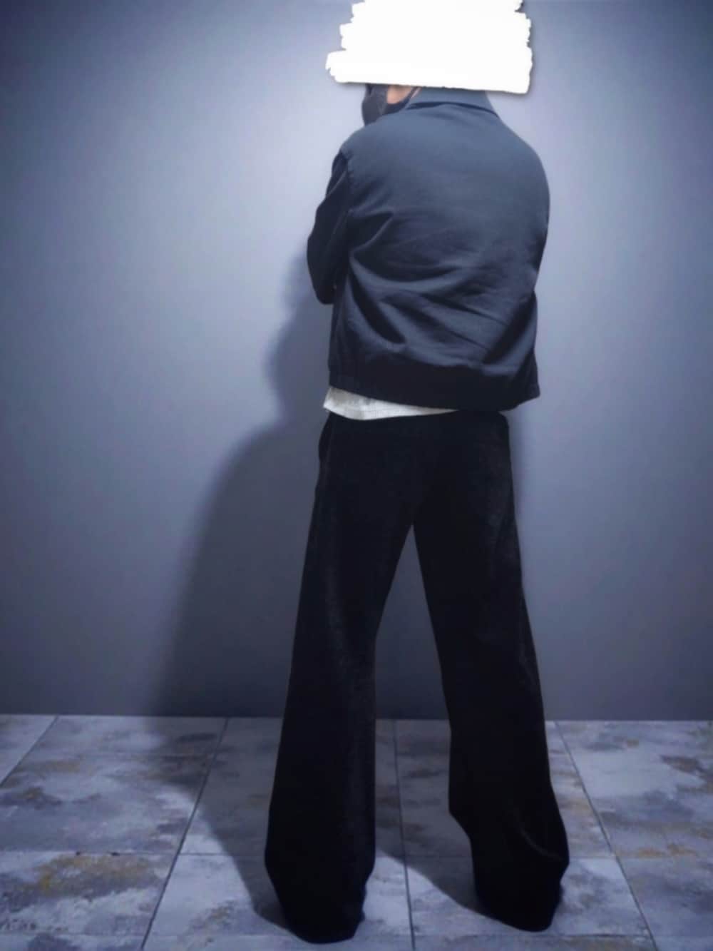 ブラック系のブルゾン、グレー系のTシャツ/カットソー、ブラック系のその他パンツを着用したメンズの冬コーディネートの3枚目の写真