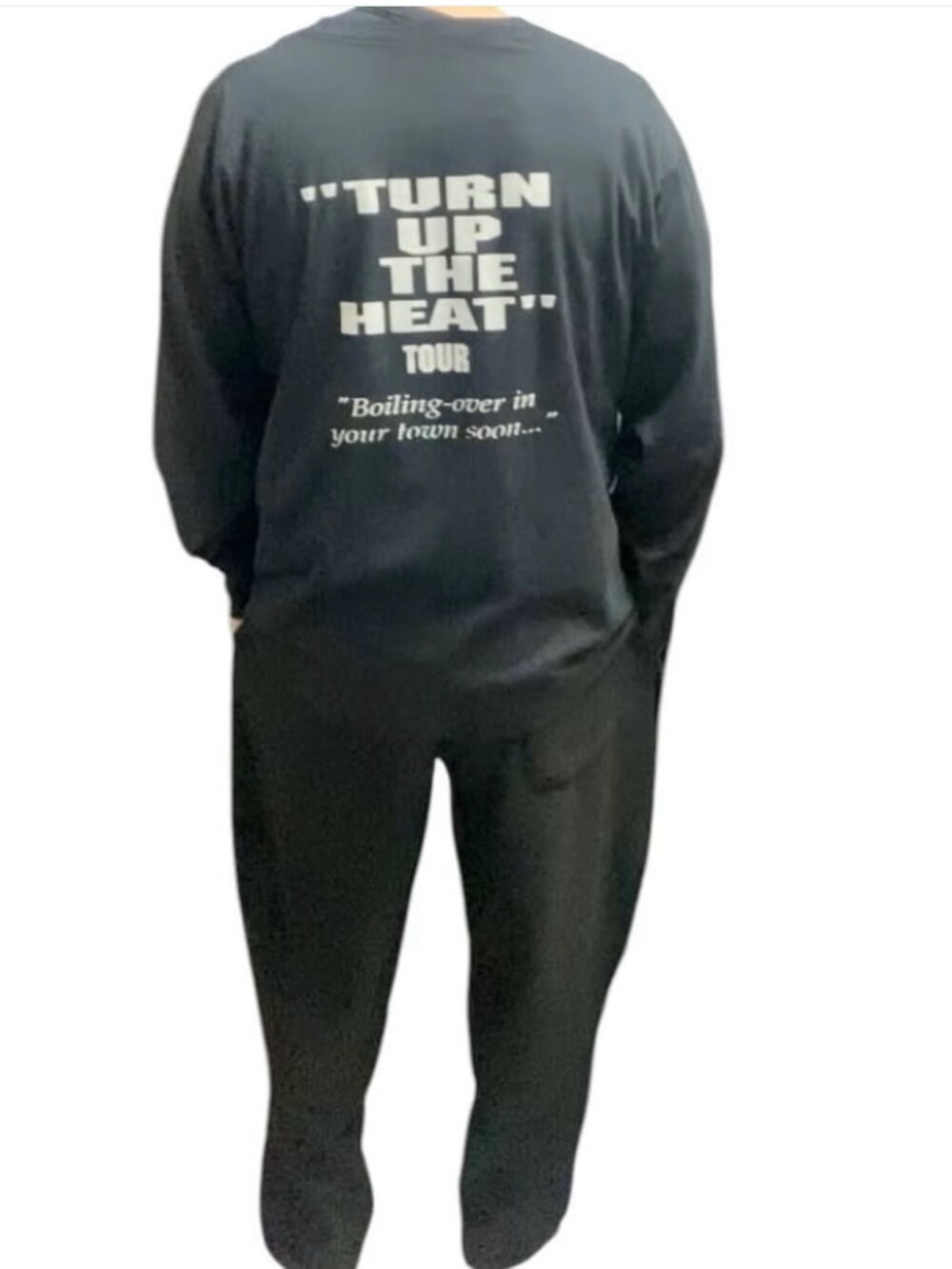 ブラック系のTシャツ/カットソーを着用したメンズの春コーディネートの2枚目の写真