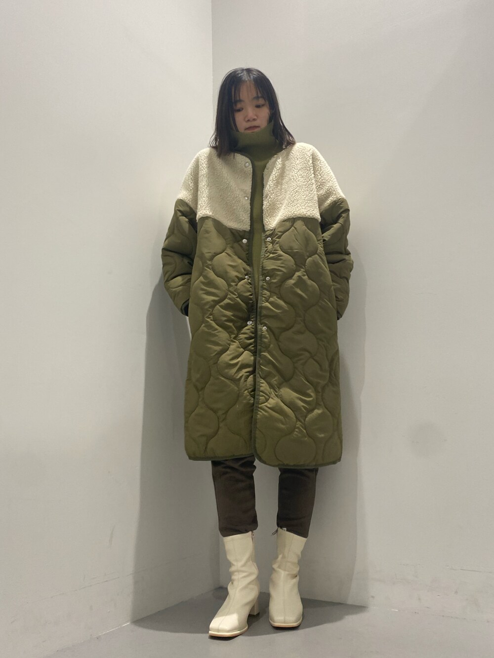「colony 2139、COLONY2139、ootd」｜「COLONY 2139のボア×キルトノーカラーロングコート（ノーカラーコート、グリーン系）」を使った、yokkoさん（レディース・159cm）の秋コーディネートの2枚目の写真