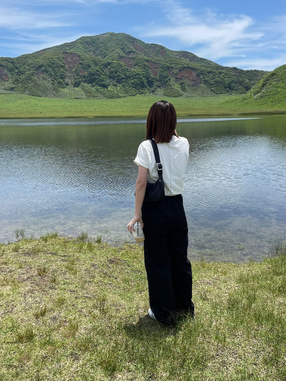 ホワイト系のTシャツ/カットソーを着用したレディースの夏コーディネートの2枚目の写真