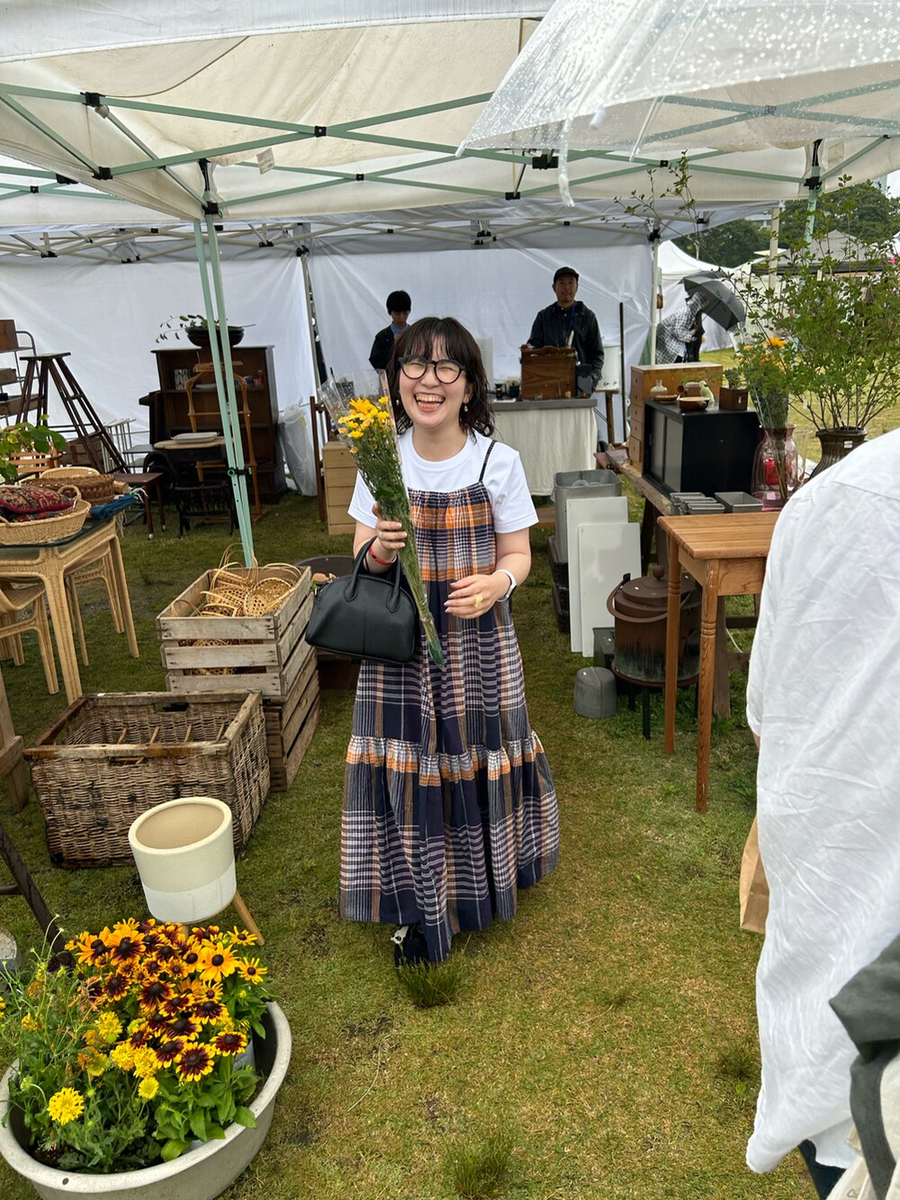 「プチプラ、雨の日コーデ、シャツ好き集まれ、チェックシャツ、シャツスタイル、デニムパンツ、デニムコーデ、トートバッグ、シンプルスタイル、大人カジュアル、オトナカジュアル、きれいめカジュアル、チェック、お出かけコーデ、夏コーデ」｜「Aquascutumのアイテム（シャツ/ブラウス、ブルー系）」を使った、すとさん（メンズ・172cm）の夏コーディネートの2枚目の写真
