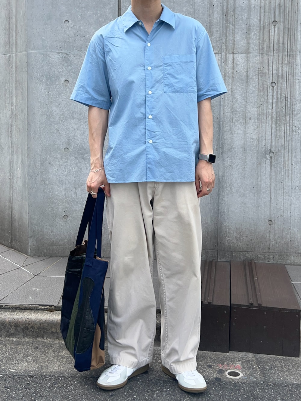 ブルー系のシャツ/ブラウス、ホワイト系のパンツ、ホワイト系のスニーカーを着用したメンズの夏コーディネートの2枚目の写真