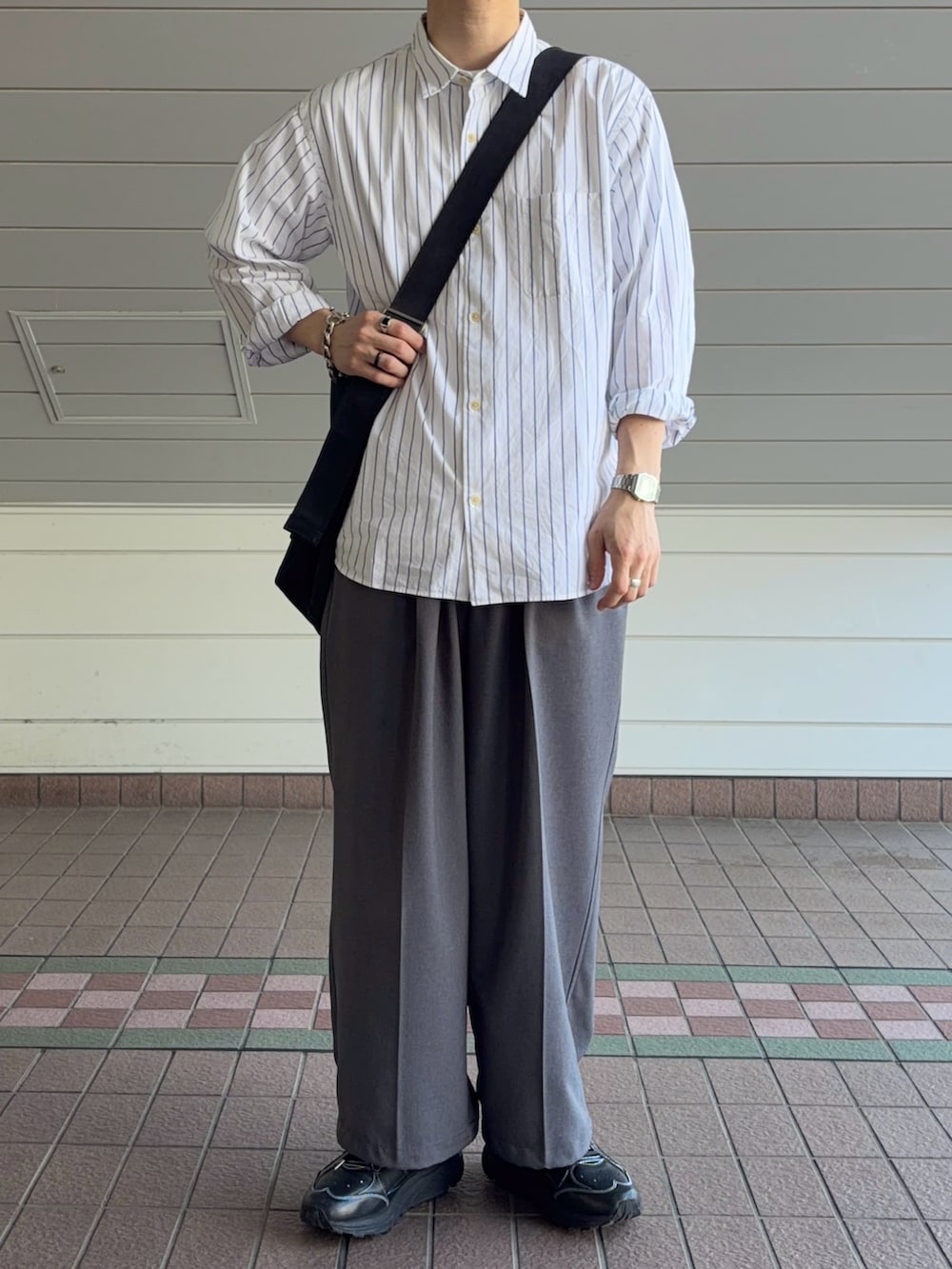 ホワイト系のシャツ/ブラウス、グレー系のその他パンツ、ブラック系のスニーカーを着用したメンズの春コーディネートの2枚目の写真