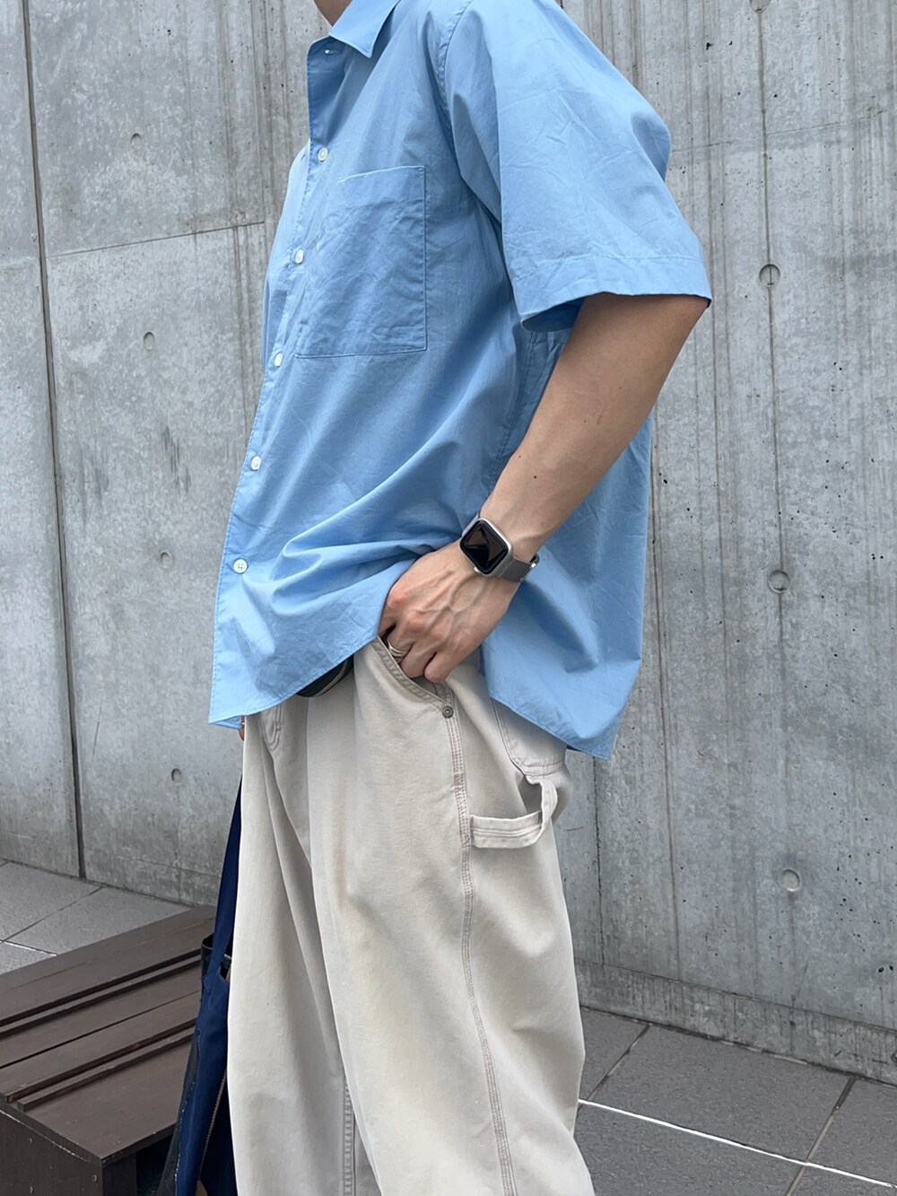 ブルー系のシャツ/ブラウス、ホワイト系のパンツ、ホワイト系のスニーカーを着用したメンズの夏コーディネートの3枚目の写真