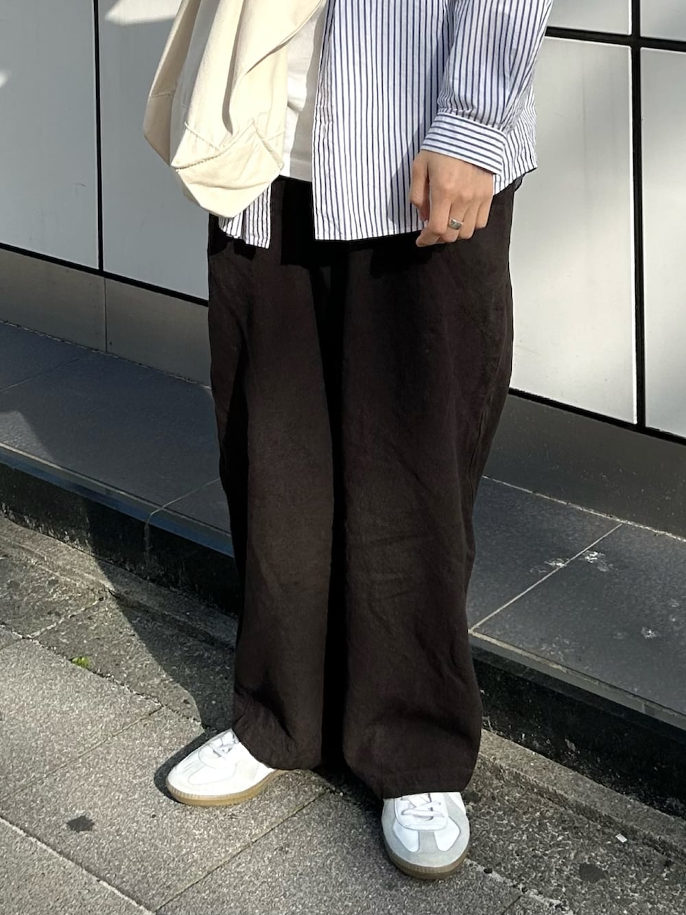 ブルー系のシャツ/ブラウス、ホワイト系のTシャツ/カットソー、ブラウン系のその他パンツを着用したメンズの春コーディネートの3枚目の写真