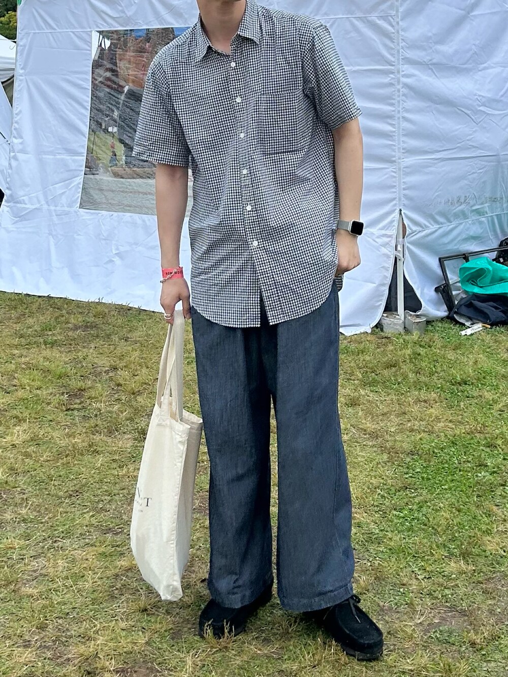 「プチプラ、雨の日コーデ、シャツ好き集まれ、チェックシャツ、シャツスタイル、デニムパンツ、デニムコーデ、トートバッグ、シンプルスタイル、大人カジュアル、オトナカジュアル、きれいめカジュアル、チェック、お出かけコーデ、夏コーデ」｜「Aquascutumのアイテム（シャツ/ブラウス、ブルー系）」を使った、すとさん（メンズ・172cm）の夏コーディネートの3枚目の写真