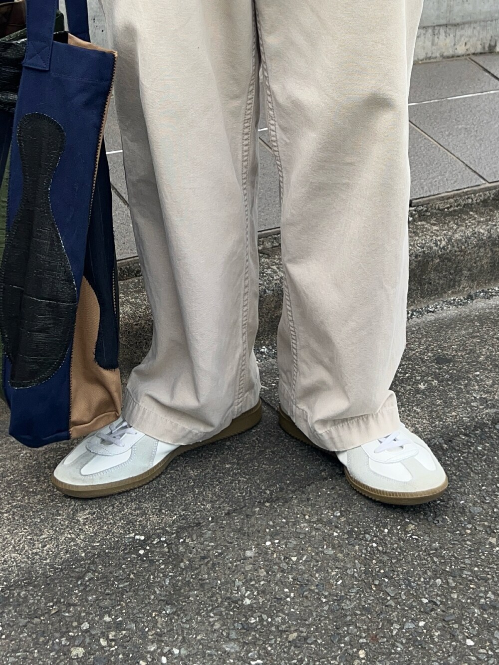 ブルー系のシャツ/ブラウス、ホワイト系のパンツ、ホワイト系のスニーカーを着用したメンズの夏コーディネートの4枚目の写真