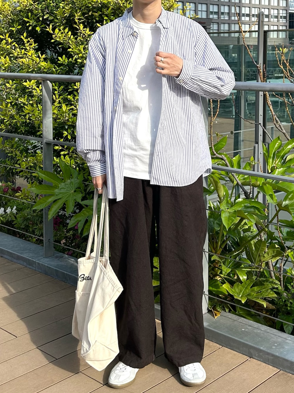 ブルー系のシャツ/ブラウス、ホワイト系のTシャツ/カットソー、ブラウン系のその他パンツを着用したメンズの春コーディネートの2枚目の写真