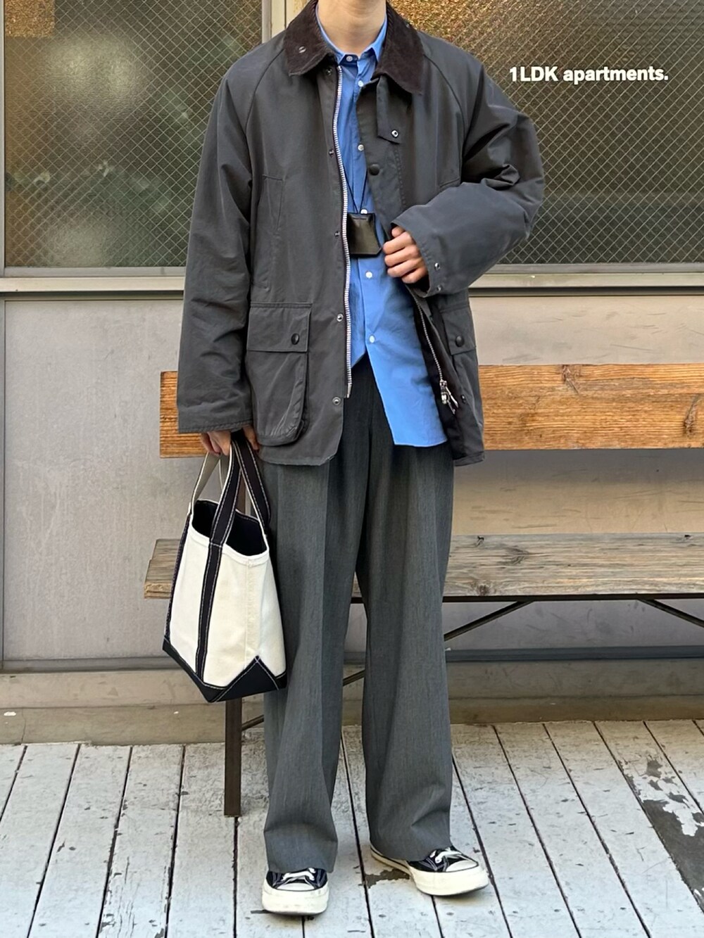 グレー系のブルゾン、ブルー系のシャツ/ブラウス、グレー系のスラックスを着用したメンズの春コーディネートの2枚目の写真