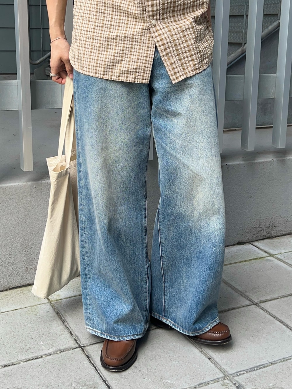 ベージュ系のシャツ/ブラウス、ブルー系のデニムパンツ、ブラウン系のローファーを着用したメンズの夏コーディネートの3枚目の写真