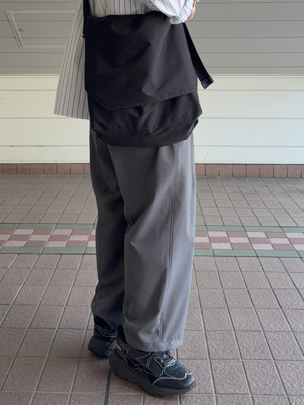 ホワイト系のシャツ/ブラウス、グレー系のその他パンツ、ブラック系のスニーカーを着用したメンズの春コーディネートの3枚目の写真