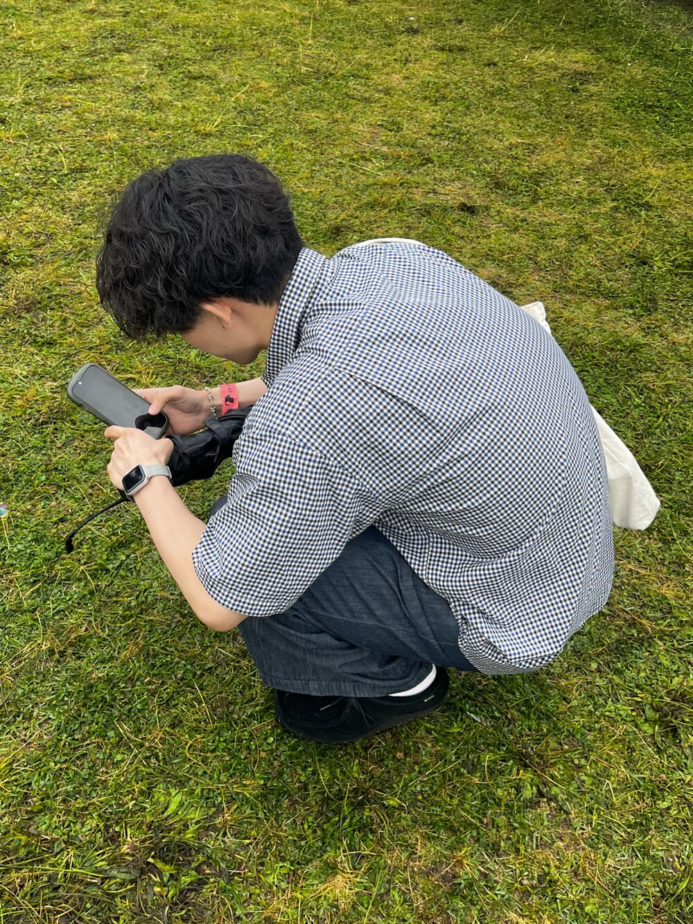 「プチプラ、雨の日コーデ、シャツ好き集まれ、チェックシャツ、シャツスタイル、デニムパンツ、デニムコーデ、トートバッグ、シンプルスタイル、大人カジュアル、オトナカジュアル、きれいめカジュアル、チェック、お出かけコーデ、夏コーデ」｜「Aquascutumのアイテム（シャツ/ブラウス、ブルー系）」を使った、すとさん（メンズ・172cm）の夏コーディネートの4枚目の写真
