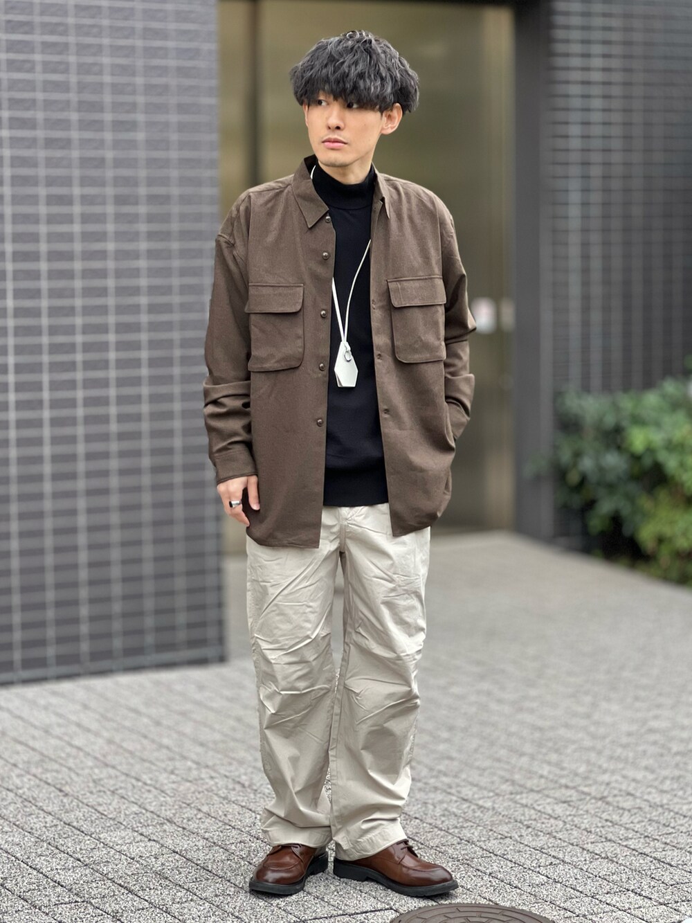 「大人カジュアル、シャツジャケット、シャツコーデ、春コーデ、きれいめカジュアル、キレイめ、カーゴパンツ、プチプラ、ニット、シンプルコーデ、デートコーデ、ブラウンコーデ、チョコ色に染まれ、スポーツミックス、春色」｜「London Shoe MakeのWEB限定 本革 Uチップ レースアップ ドレスシューズ / London Shoe Make Oxford and Derby 9001（ドレスシューズ、ブラウン系）」を使った、ゆっきーさん（骨格ウェーブ・メンズ・165cm）の冬コーディネートの2枚目の写真
