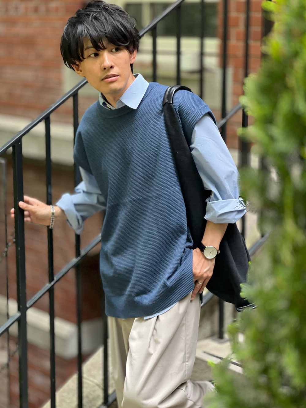 「serace、セラス、ベスト、ベスト×シャツ、シャツスタイル、スラックス、グルカサンダル、夏コーデ、低身長、プチプラ、休日スタイル、シンプルコーデ、きれいめカジュアル、大人カジュアル、レイヤードスタイル」|「SERACEの【SERACE】Loose silhouette knitted vest / ルーズシルエットニットベスト(ベスト、ブルー系)」を使った、ゆっきーさん(骨格ウェーブ・メンズ・165cm)の春コーディネートの2枚目の写真