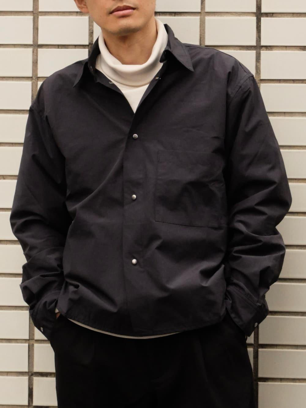 「RHYTHR、シャツアウター、ブルゾン、冬コーデ、大人カジュアル、マイベストコーデ2023、ドメブラ、スラックス、低身長、シンプルコーデ、スウェット、タートルネック、きれいめカジュアル、今日のコスメと服、ワイドパンツ」｜「RHYTHRのアイテム（シャツ/ブラウス、ブルー系）」を使った、ゆっきーさん（骨格ウェーブ・メンズ・165cm）の冬コーディネートの3枚目の写真